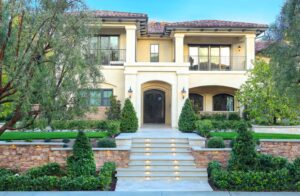 Hardscape design in Beverly Hills: top substances and timeless patterns