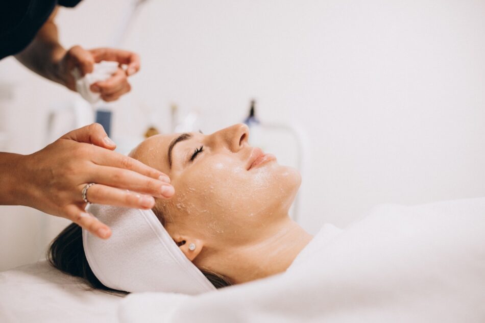 Deep Cleansing Facial with Extraction in Dubai