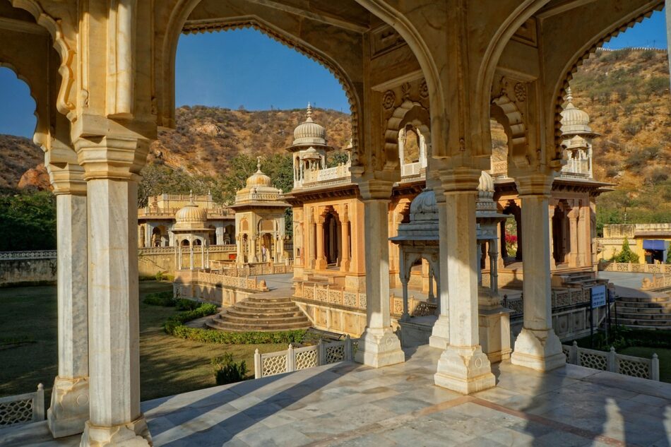 Jaipur Sightseeing by Car – Why Private Cab Tours Are Worth It