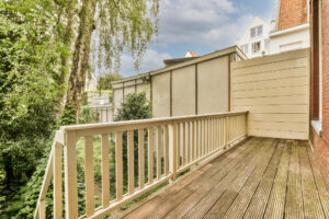 Wood vs. Composite Decking: What’s Right for You in 2025?