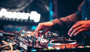 7 Benefits of Hiring a Professional DJ Service for Your Next Party