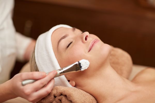 Understanding the Process in Deep Cleansing Facial with Extraction Facials