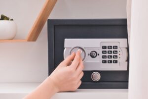 5 Common Mistakes to Avoid When Hiring a Safe Unlocking Service