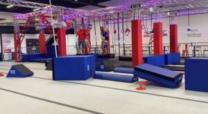 Construire un Parc Sportif Moderne et Complet avec une Cage Ninja et une Structure Street Workout