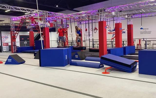 Construire un Parc Sportif Moderne et Complet avec une Cage Ninja et une Structure Street Workout