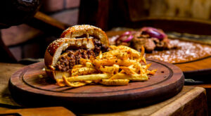 How to Find the Best Pizza and Burgers in Bahria Town Lahore