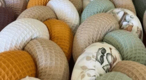 Die perfekte Bettschlange: Kuscheliger Schutz fürs Babybett