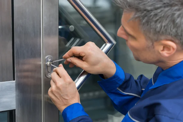 How to Choose the Best Locksmith for Home Lockout Services